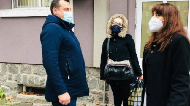 Доброволци от ГЕРБ-Бургас повече от месец подкрепят служителите на РЗИ